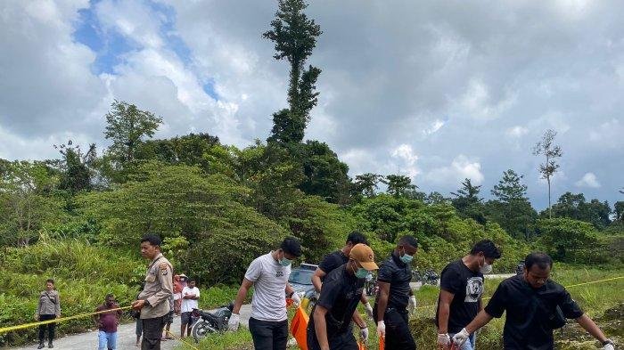 Jenazah YY (45) dievaluasi menuju rumah sakit Scholoo Keyen.