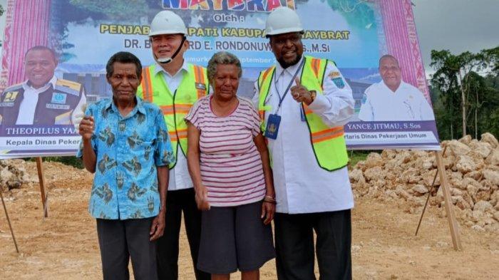 Pejabat Bupati Maybrat Bernhard Rondonuwu letakkan batu pertama pembangunan gedung Keuangan daerah Rabu (20/9/2023).