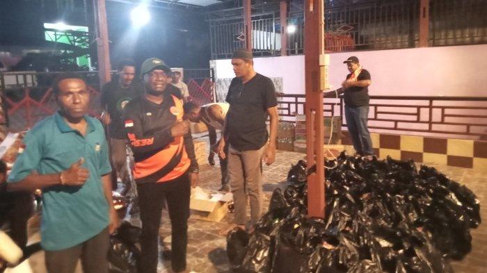 Tampak kepala BPD Sorong Selatan memantau kesiapan pendistribusian bama ke korban bencana