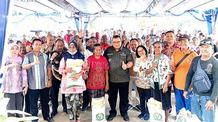Pj Gubernur Mohammad Musa'ad foto bersama penerima bantuan pangan beras.