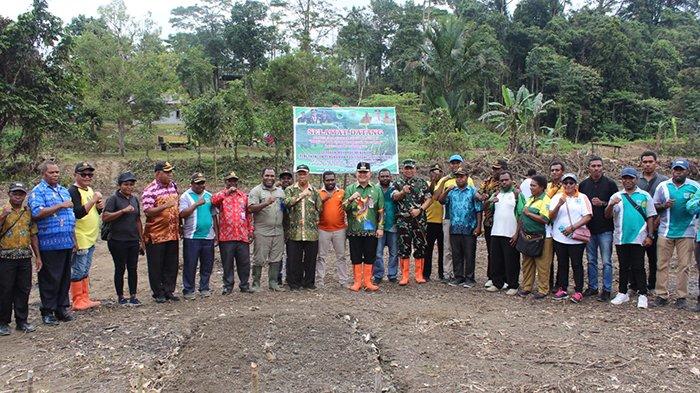 Foto bersama usai pencanangan penanaman padi ladang di Kampung Faan Kahrio, Distrik Aifat Selatan, Myabrat, Papua Barat Daya, Kamis (21/9/2023).