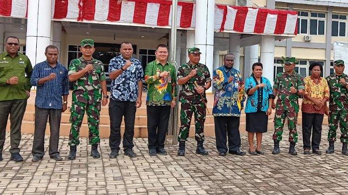 Foto bersama Pangdam XVIII/Kasuari bersama pimpinan Forkompinda Kabupaten Maybrat