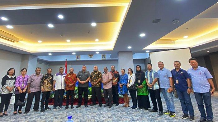 Peserta rapat foto bersama Penjabat (Pj) Gubernur Mohammad Musa'ad usai rapat membahas inflasi se-Papua Barat Daya di Kota Sorong, Jumat (22/9/2024).



Kepala Bidang Ekonomi Pembangunan dan Investasi, Badan Perencanaan Pembangunan Daerah (Bappeda) Kabupaten Maybrat Edwin A Pelealu hadir mewakili Pj Bupati Bernhard E Rondonuwu.