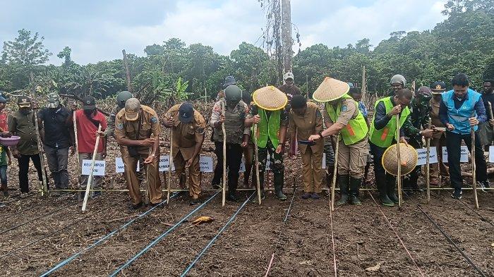 Foto bersama PJ Bupati Bernhard E Rondonuwu bersama masyarakat Senin (25/9/2023)