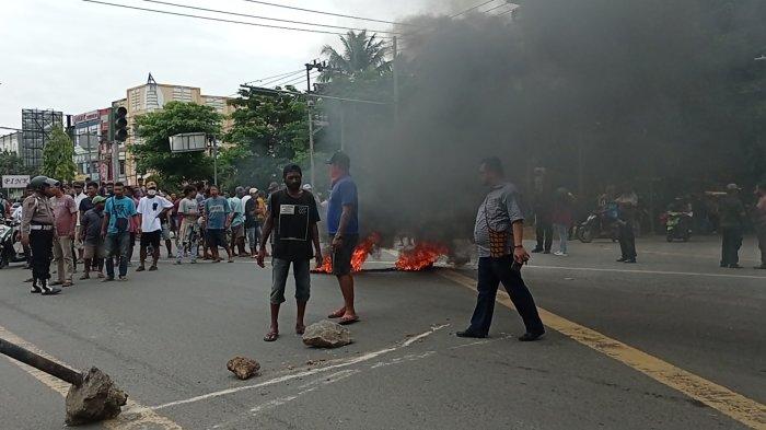 Puluhan sopir angkot blokade jalan simpang empat Maranatha, Kota Sorong, Papua Barat Daya, Senin (25/9/2023).