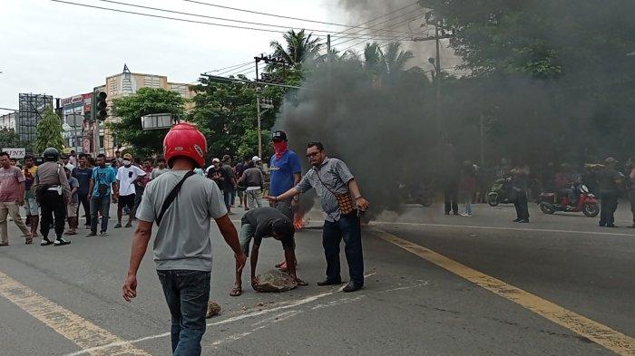 Puluhan sopir angkutan kota (angkot) menggelar aksi blokir jalan simpang empat Maranatha, Kota Sorong, Papua Barat Daya.