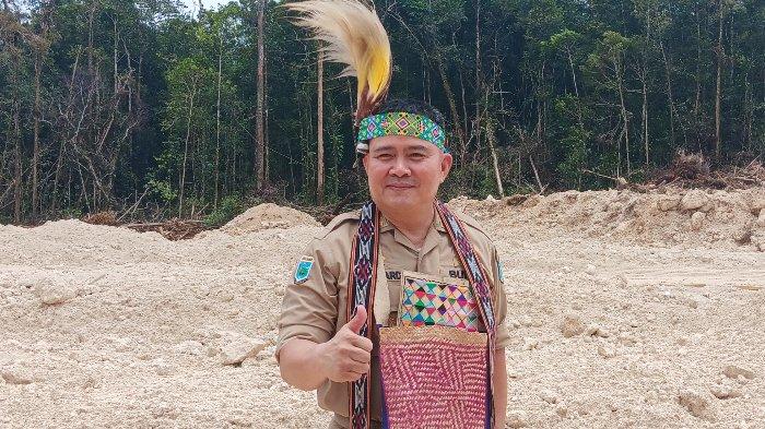 Pj Bupati Maybrat Bernhard E Rondonuwu saat meninjau lokasi pembangunan rumah jabatan Bupati Maybrat.