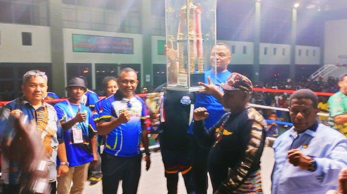 Ketua Pertina Pengprov Papua Barat Daya, Abdul Faris Umlati, serahkan tropi kepada juara umum AFU Boxing Camp.
