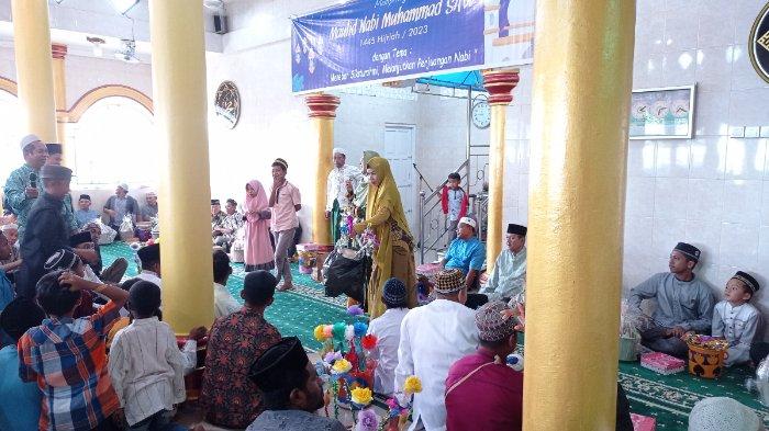 Umat muslim memperingati Maulid Nabi Muhammad SAW pada 12 Rabiulawal 1445 Hijriah di Masjid Al Ikhlas, Kilometer 7 Kota Sorong, Provinsi Papua Barat Daya, Rabu (28/9/2023).(tribunsorong.com/safwan)