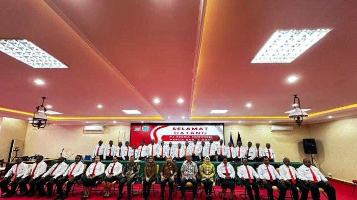 Penjabat Sekda Papua Barat Daya Edison Siagian resmi menyerahkan 40 Kepala Distrik (Kadistrik) ke pihak Kampus IPDN Senin (2/10/2023).