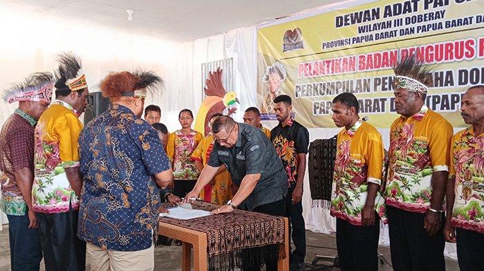 Prosesi Pelantikan Badan Pengurus Pusat Perkumpulan Pengusaha Doberay Papua Barat Daya Yang Dilantik Secara Langsung Oleh Pj Gubernur Papua Barat Daya Mohammad Musa'ad.