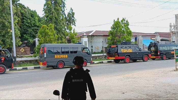 Kendaraan Taktis dan sejumlah aparat berjaga di seputar kantor Papua Barat Daya menjelang kedatangan Istri Wapres Wury Estu Handayani Ma'aruf Amin.