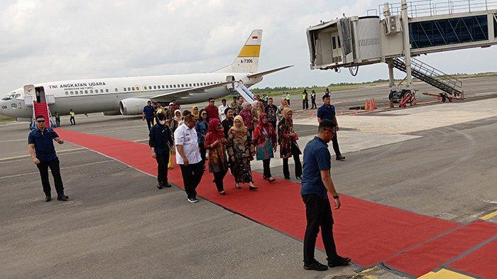 Istri Wakil Presiden (Wapres) Wury Estu Handayani tiba di Kota Sorong Papua Barat Daya Rabu (11/10/2023).
