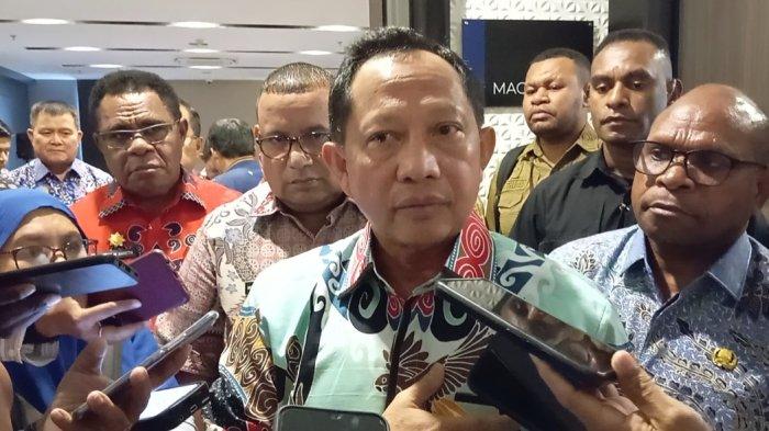 Menteri Dalam Negeri (Mendagri) Mohammad Tito Karnavian sedang diwawancarai usai rapat terbatas (ratas) bersama Kepala Daerah di Papua Barat Daya Jumat (13/10/2023).