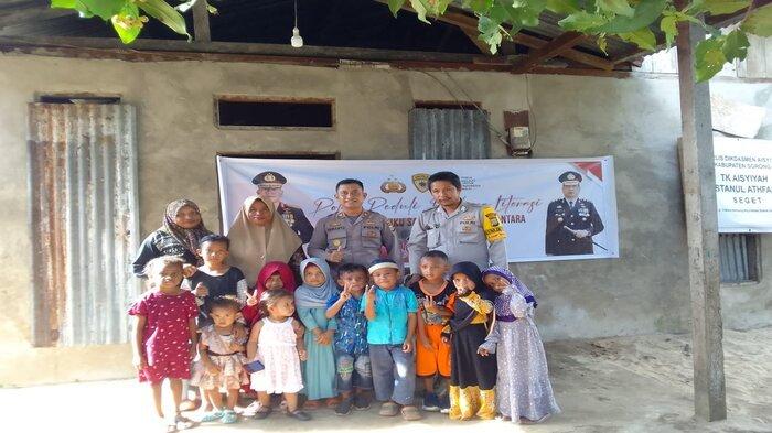 Kapolsek Seget Iptu Herianto bersama anggota Polsek Seget bagikan 100 buah buku di TK Aisyiyah Bustanul Athfal dan TK Helasmos Seget, Kabupaten Sorong.