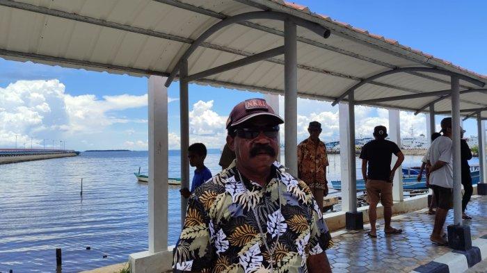 Wakil Ketua RW 02, Kelurahan Malawe John Agagaire usai memberikan keterangan kepada awak media terkait permasalahan perekrutan buruh di Pelabuhan Penyeberangan Klademak, Kota Sorong, Senin (16/10/2023).
