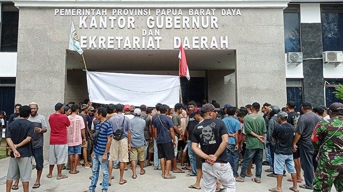 Ratusan sopir angkot menggeruduk kantor Gubernur Papua Barat Daya di kompleks kantor Wali Kota Sorong, Senin (16/10/2023).