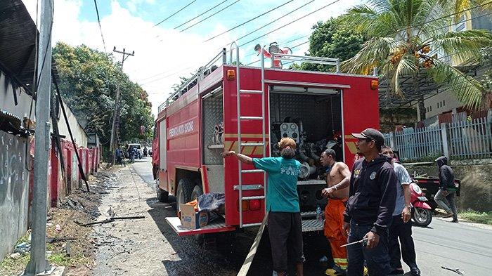 Petugas pemadam kebakaran melakukan pemadam di THM Zig Zag Distrik Sorong Barat, Kota Sorong, Papua Barat Daya, Rabu (18/10/2023).