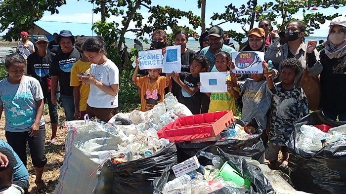 Sejumlah generasi muda melakukan aksi pungut sampah di sepanjang pesisir pantai Rufei hingga Tampa Garam, Distrik Sorong Barat, Kota Sorong, Papua Barat Daya, Sabtu (30/9/2023).