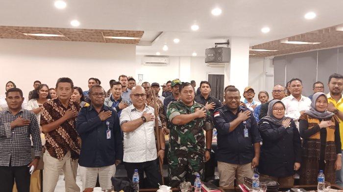 Foto Bersama Perwakilan dari masing-masing Peserta Partai Politik dan KPU Papua Barat Daya serta anggota Bawaslu Papua Barat Daya.
