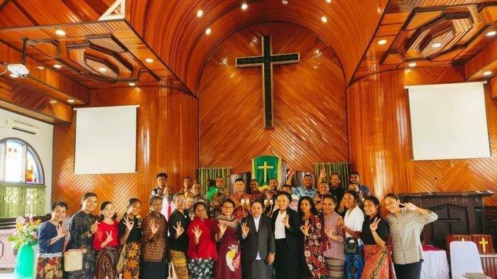 GKI FAKFAK - Wakil Bupati Fakfak, Yohana Dina Hindom telah secara resmi dilantik menjadi Wakil Ketua Klasis GKI Fakfak untuk periode 2022 hingga 2027 mendatang, Minggu (22/10/2023).