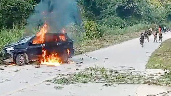 Mobil multi purpose vehicle (MPV) merek Toyota Avanza hitam yang terlibat kecelakaan dengan sepeda motor di KM 74, Kampung Maladofok, Kabupaten Sorong, Papua Barat Daya dibakar massa, Selasa (25/10/2023).