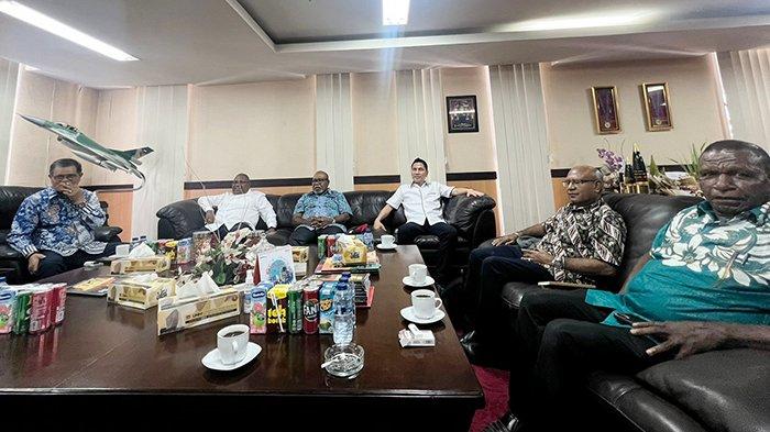 Bupati Sorong Selatan Samsudin Anggiluli bersama dua pejabat Sorong Selatan menghadiri paparan hasil penelitian Irjen Pol Budi Haryanto di kampus Universitas Negeri Makassar (UNM), Sulawesi Selatan, Selasa (24/10/2023).