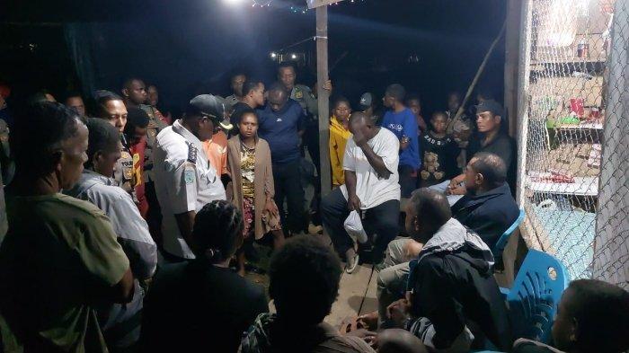 Mediasi rombongan Pj Bupati Sorong bersama Keluarga Korban laka lantas di Kampung Maladofok.