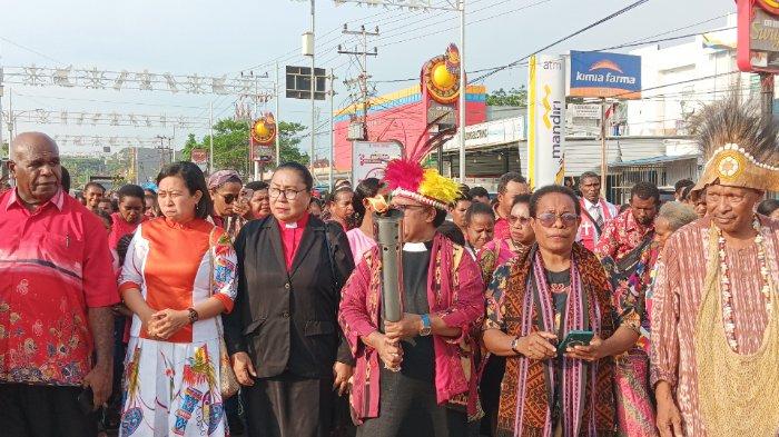 Pembawaan api obor dari Tugu Pawbili hingga ke Alun-alun Aimas untuk dilangsungkannya ibadah syukur perayaan HUT ke-67 GKI dan HUT ke-96 Pekabaran Injil di tanah Moi.