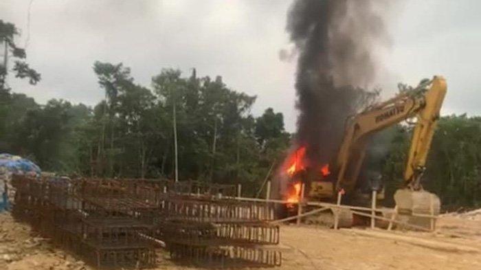Ekskavator dibakar OTK di Ayata Maybrat Papua Barat Daya Jumat (27/10/2023).