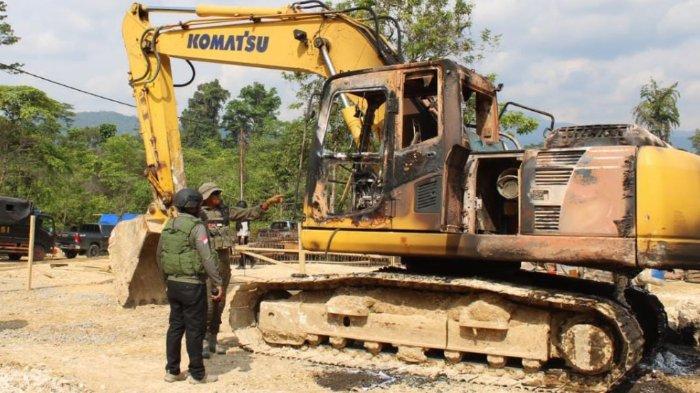 Jajaran Polres Maybrat, menggelar olah tempat kejadian perkara (TKP) lokasi pembakaran ekskavator di Kampung Ayata, Distrik Aifat Timur Tengah, Kabupaten Maybrat, Jumat (27/10/2023).