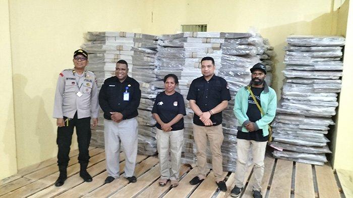 KPU Sorong Selatan saat menerima kotak suara.
