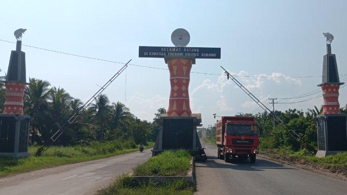 Suasana tampak dari depan pintu masuk Kawasan Ekonomi Khusus (KEK) Sorong, yang berada di Distrik Mayamuk, Kabupaten Sorong.
