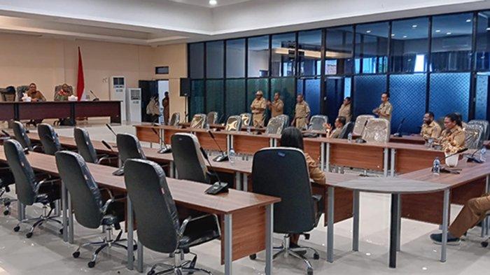 Pj Gubernur Papua Barat Daya Mohammad Musa'ad tinjau gedung MRPBD Senin (6/11/2023).