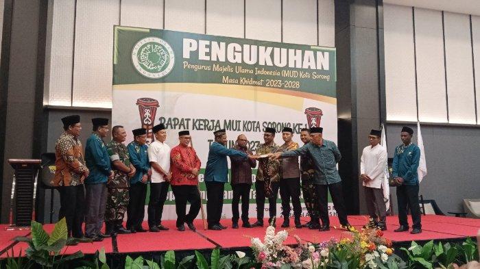 Prosesi pengukuhan pengurus MUI Kota Sorong masa khidmat 2023-2028 di Kota Sorong, Papua Barat Daya.