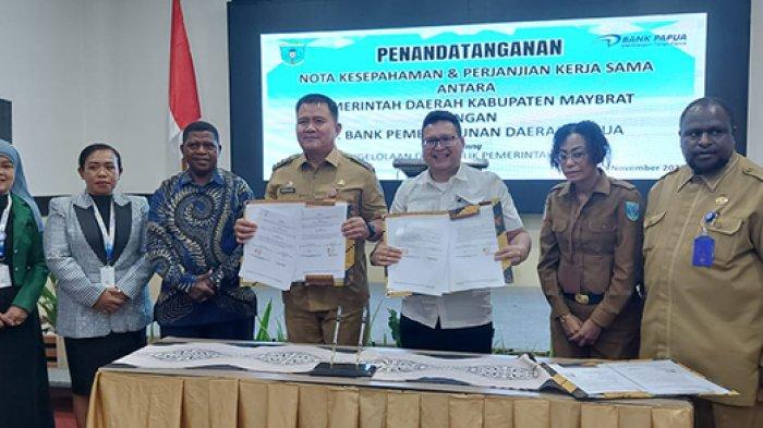 Pj Bupati Maybart Bernhard E. Rondonuwu usai menandatangani perjanjian kerja sama dengan Bank Papua, Senin (13/11/2023).