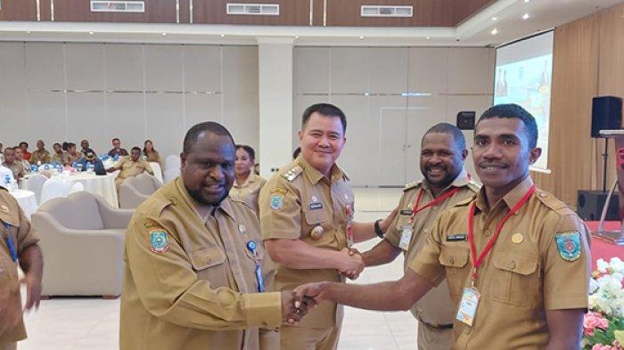 Pj Bupati Bernhard Rondonuwu dan Pj Sekda Ferdinandus Taa menyematkan kartu peserta bimtek, Kota Sorong, Selasa (14/11/2023).
