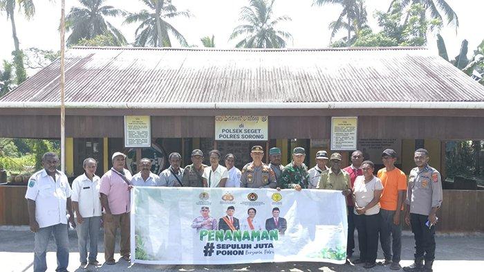 Kegiatan Penanaman 110 Pohon Oleh Anggota Polsek Seget bersama Masyarakat Distrik Seget, di Distrik Seget, Kabupaten Sorong, Rabu (15/11/2023).