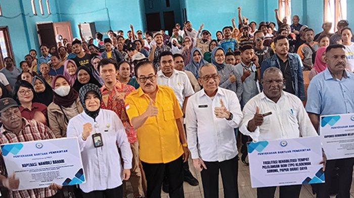 Anggota Dewan Perwakilan Rakyat (DPR) Republik Indonesia (RI) Komisi X Robert Joppy Kardinal menghadiri bimtek kewirausahaan bersama KKp, Kota Sorong, Rabu (15/11/2023).