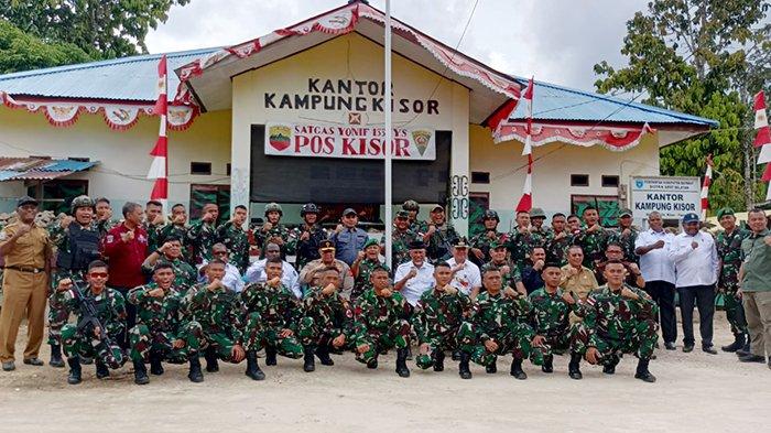 Pj Bupati Bernhard E Rondonuwu, Gubernur Sumatera Barat (Sumbar) Mahyeldi, serta rombongan foto bersama personel Satgas Yonif 133/YS di Pos Kisor, Distrik Aifat Selatan, Maybrat, Papua Barat Daya, Rabu (15/11/2023).