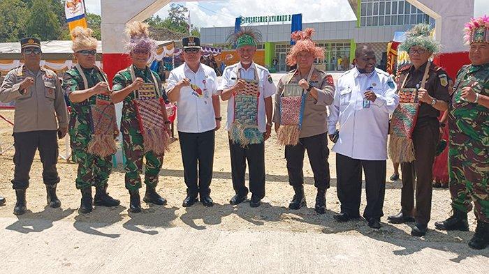 Pj Bupati Bernhard E Rondonuwu dan jajaran foto bersama Gubernur Sumatera Barat (Sumbar) Mahyeldi beserta rombongan di Puskesmas Ayamaru, Distrik Ayamaru Barat, Maybrat, Papua Barat Daya, Rabu (15/11/2023).