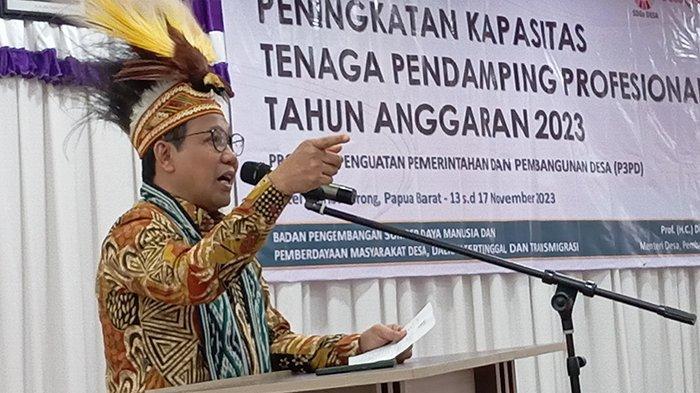 Menteri Desa, Pembangunan Daerah Tertinggal, dan Transmigrasi Abdul Halim Iskandar saat pemaparan, Kota Sorong, Rabu (15/11/2023).