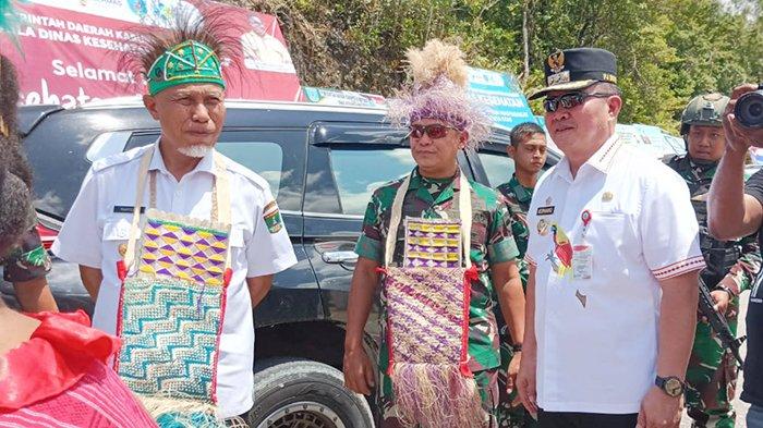 Pj Bupati Bernhard E Rondonuwu menyambut Gubernur Sumatera Barat (Sumbar) Mahyeldi bersama rombongan di Puskesmas Ayamaru, Distrik Ayamaru Barat, Maybrat, Papua Barat Daya, Rabu (15/11/2023).