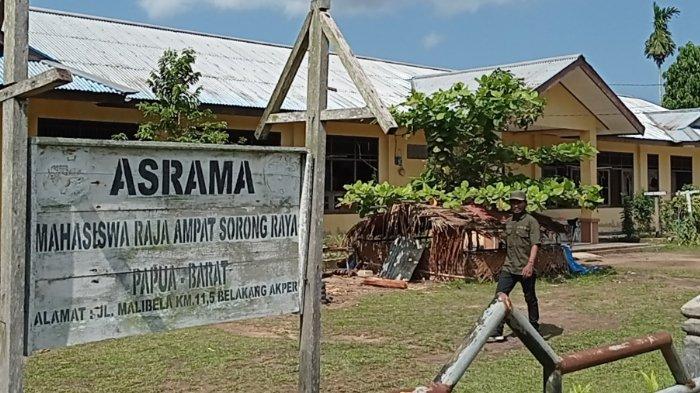 Suasana di depan Asrama Mahasiswa Kabupaten Raja Ampat di Kota Sorong, Papua Barat Daya, Sabtu (18/11/2023).