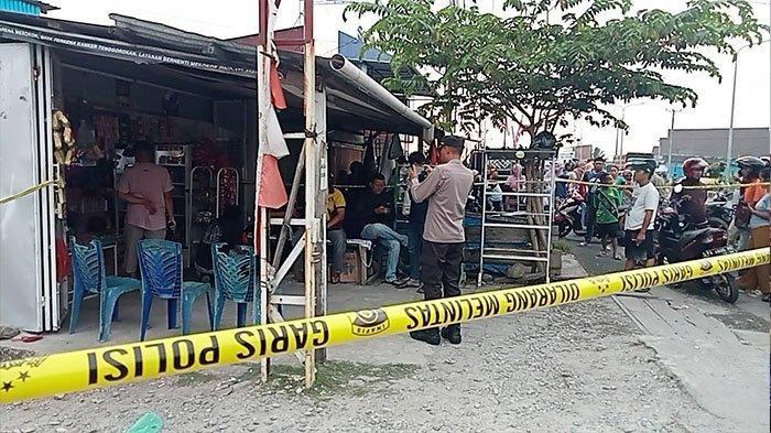 ampak polisi saat melakukan oleh TKP atas insiden penemuan korban meninggal dunia di Jalan Hasanuddin, Irigasi, Mimika, Papua Tengah, Sabtu (18/11/2023).
