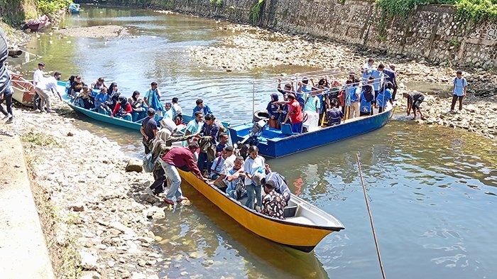 Pelajar dan Mahasiswa terjun ke bantaran sungai Remu membersihkan sampah pada Kamis (23/11/2023).