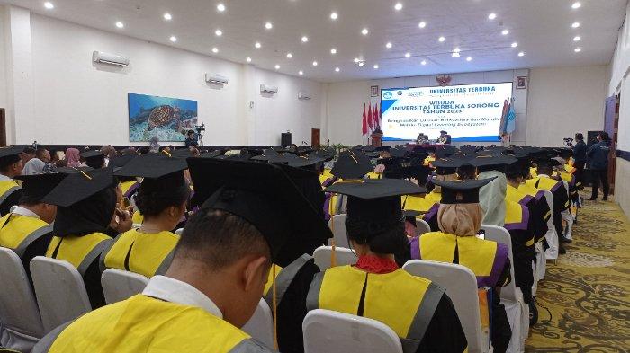 Sebanyak 250 mahasiswa resmi diwisuda dan dinilai layak menyandang gelar sarjana dari Universitas Terbuka (UT) Sorong, Papua Barat Daya, Sabtu (25/11/2023).