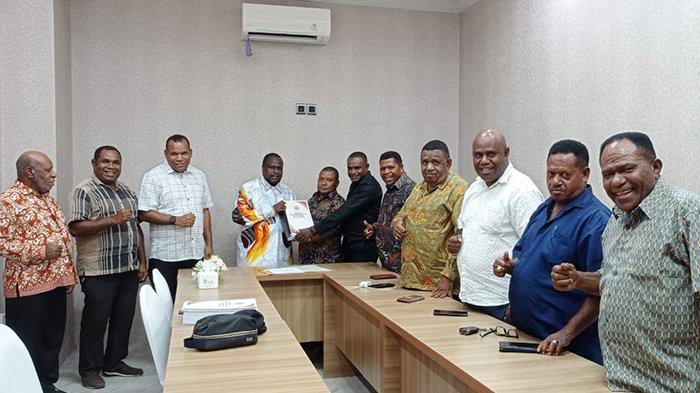 Pj Sekda Maybrat Ferdinandus Taa menyerahkan RAPBD 2024 sekaligus materi RKPD serta KUA PPAS kepada DPRK di Rylich Panorama Hotel, Kota Sorong, Papua Barat Daya, Sabtu (25/11/2023).