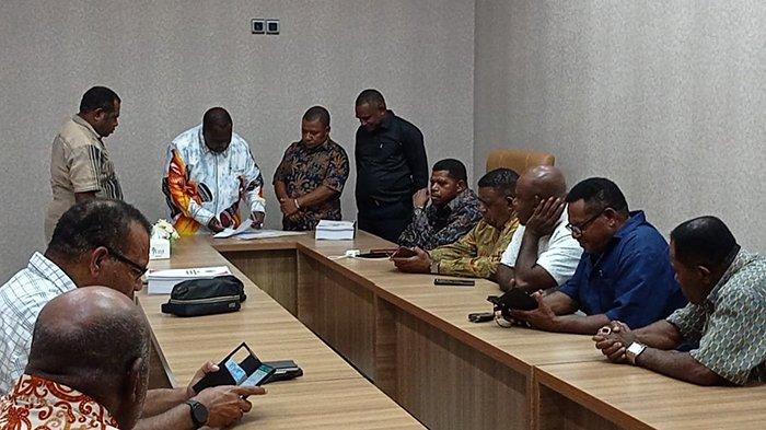 Proses penyerahan RAPBD 2024 sekaligus materi RKPD serta KUA PPAS dari Pemerintah Kabupaten Maybrat kepada DPRK Maybrat di Rylich Panorama Hotel, Kota Sorong, Papua Barat Daya, Sabtu (25/11/2023).