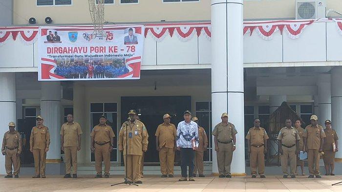Upacara memperingati Hari Ulang Tahun (HUT) ke-78 Persatuan Guru Republik Indonesia (PGRI) bertempat di halaman Kantor Bupati, Kumurkek Senin (26/11/2023).